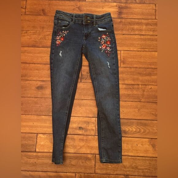 Size 10 Girls SO Button  Up And Zipper Blue Jeans Flower Designs Ripped - Picture 1 of 3